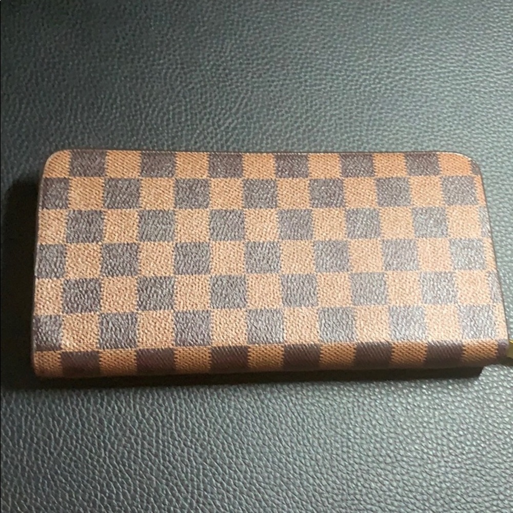 NWT - Zip around wallet